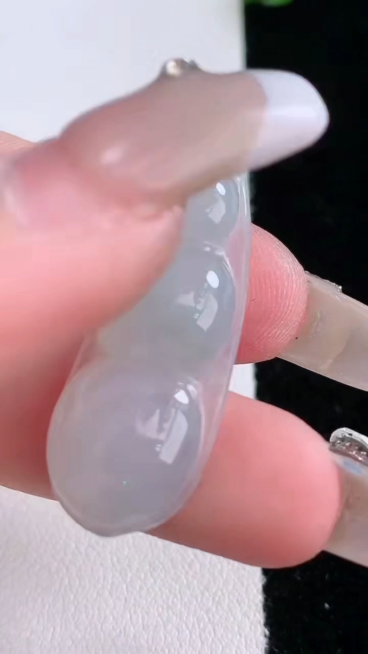 天然A货翡翠福豆吊坠，尺寸33.4-14-5.3，重量:4.38g
3月7日