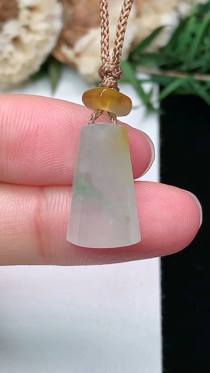 天然A货翡翠双彩无事牌吊坠，尺寸17.4-10.6-6，重量:3.06g
3月8日