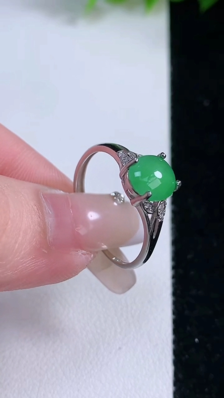 天然A货翡翠蛋面戒指，尺寸8-7.3，重:1.83g2026年3月8日
工厂直销收藏佳品,种好水足，