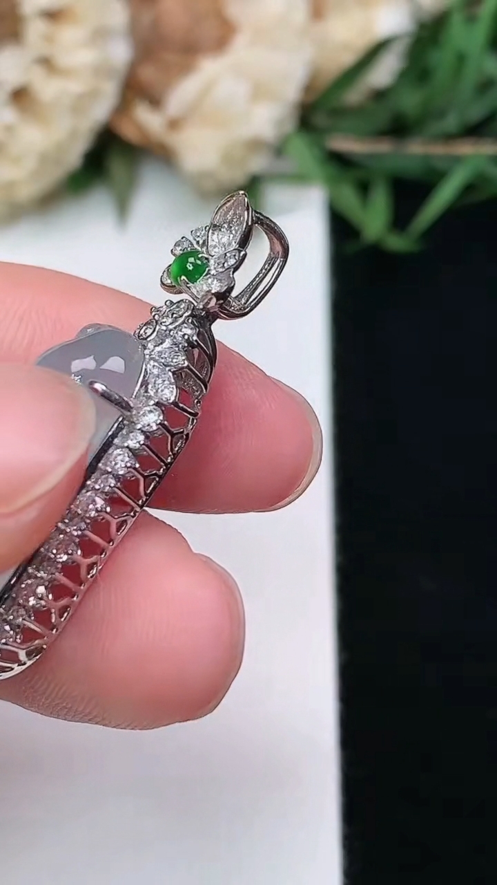 天然A货翡翠白冰福豆吊坠，尺寸32.7-13.9-9.3
3月8日