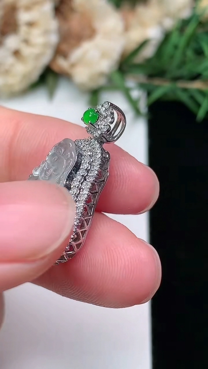 天然A货翡翠白冰观音菩萨吊坠，尺寸25.5-15.3-7.8，裸石15-10，重量:3.48g
3月8日