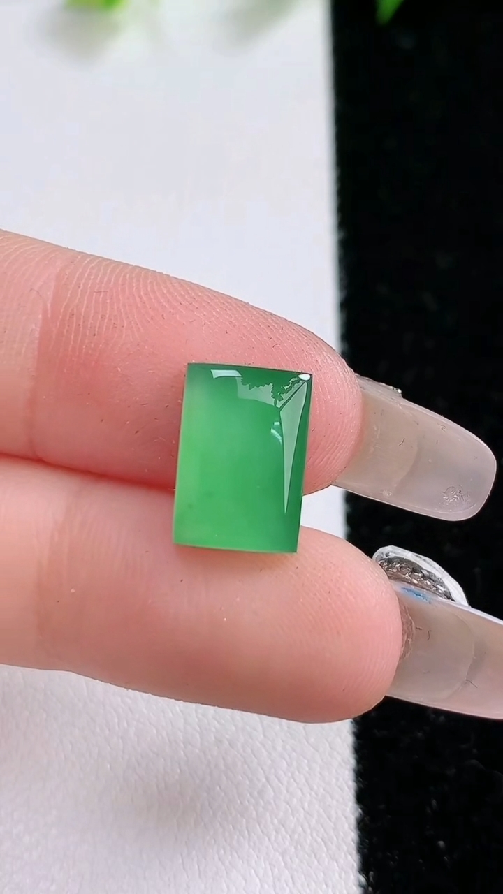天然A货翡翠马鞍戒面，尺寸12-8.4-3，重:0.86g2026年3月8日
工厂直销收藏佳品,种好水足，色泽均匀，有种有色，上手高大气！