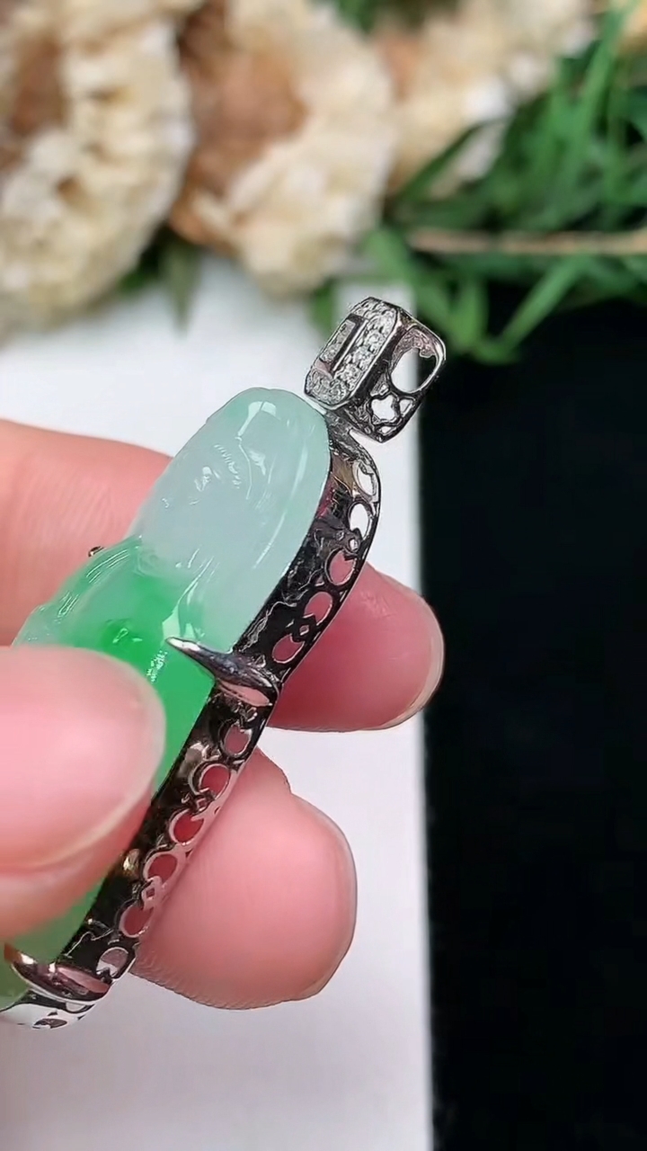 天然A货翡翠素衣观音吊坠，尺寸32.8-17.6-8，重量:8.40g
3月8日