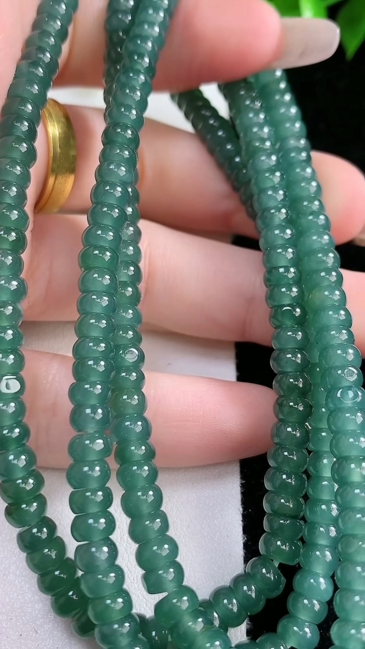 天然A货翡翠算盘珠项链，尺寸5.3-231颗，重:44.33g
3月8日