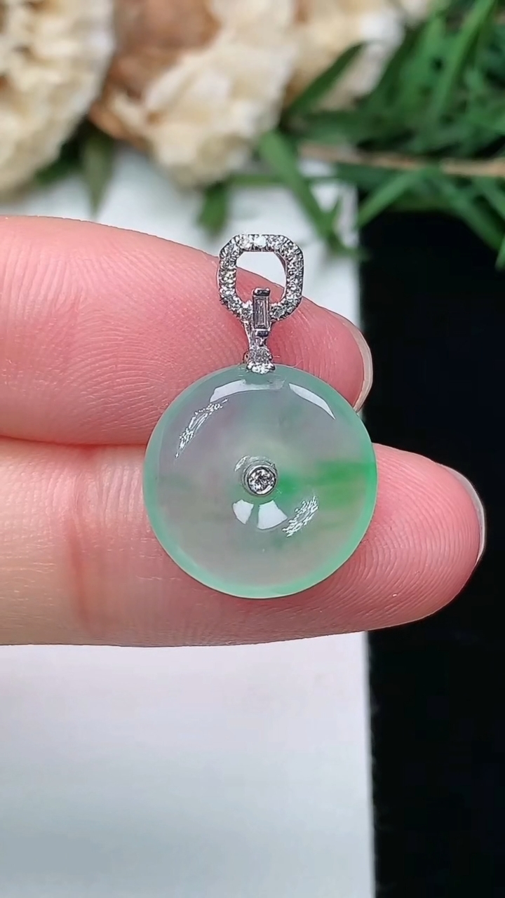 天然A货翡翠平安扣吊坠，尺寸13.7-3.3，重量:1.62g
3月8日