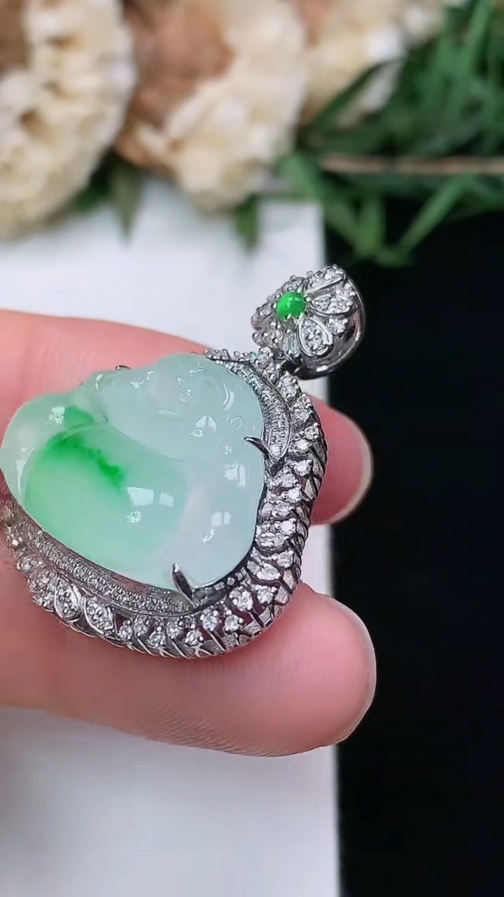 天然A货翡翠佛公吊坠，尺寸28.8-24-11，裸石14.6-21.3，重量:6.25g
3月8日