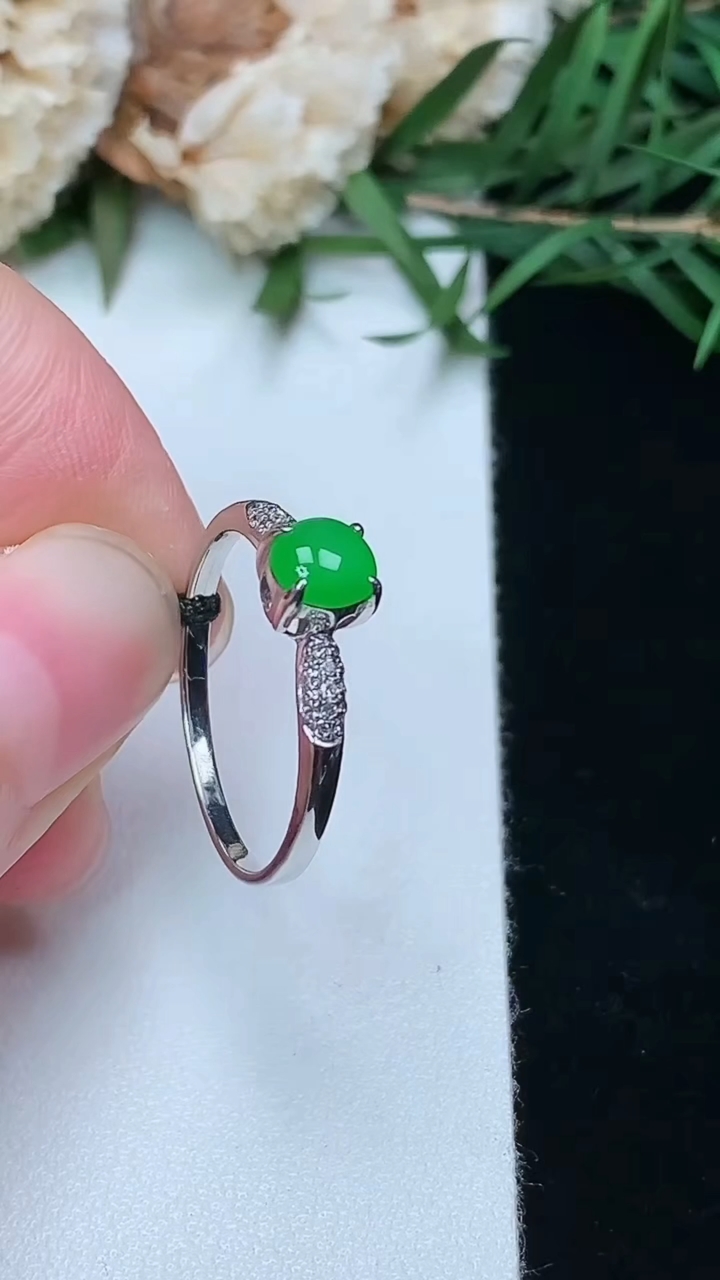 天然A货翡翠蛋面戒指，尺寸17-5.2-4.8，重量:1.31g2026年3月8日
工厂直销收藏佳品,种好水足，色泽均匀，有种有色，上手高大气！