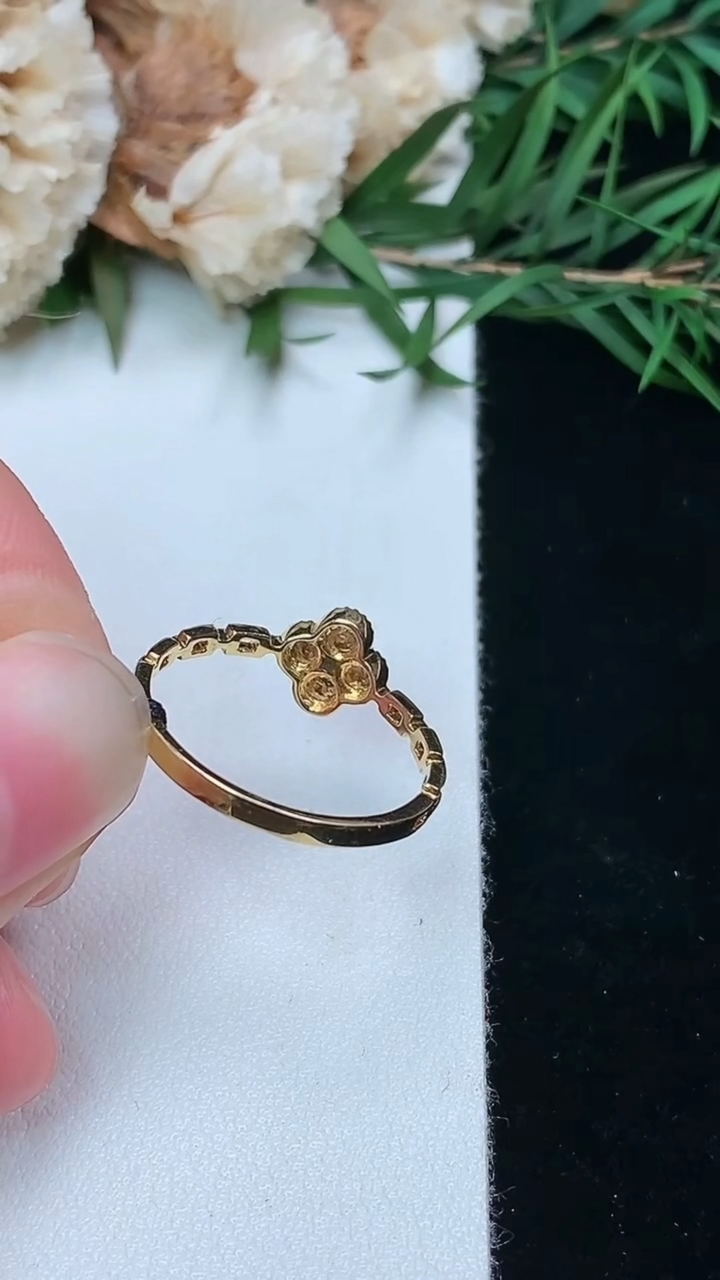 天然A货翡翠蛋面戒指，尺寸16.8-2.3，重量:1.64g2026年3月8日
工厂直销收藏佳品,种好水足，色泽均匀，有种有色，上手高大气！