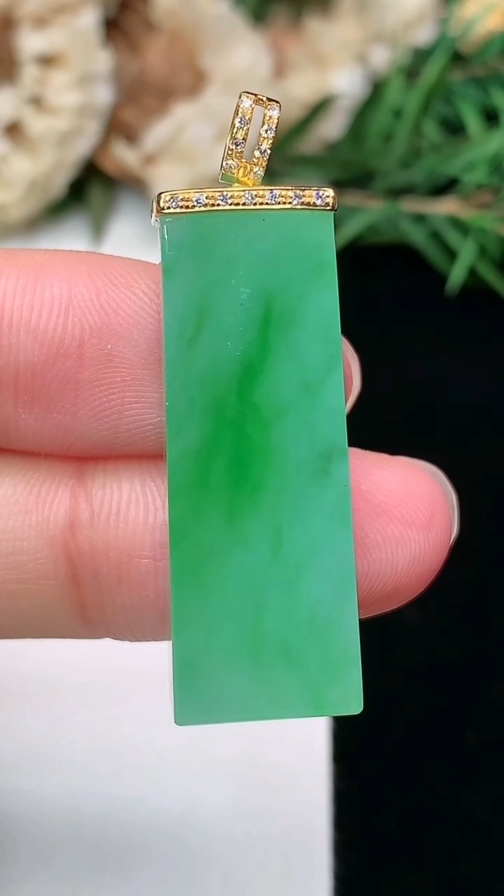 天然A货翡翠无事牌吊坠，尺寸31.6-11.2-7.6，重量:8.52g
3月8日