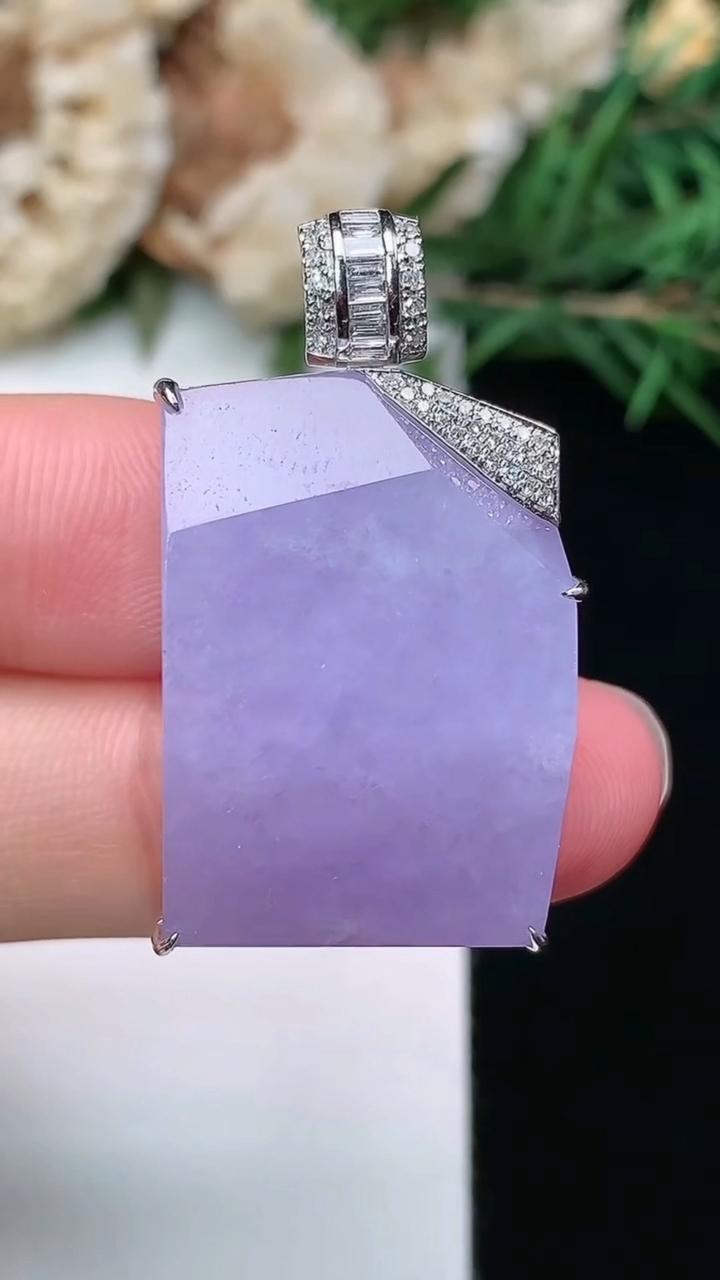 天然A货翡翠紫罗兰随形吊坠，尺寸24.5-17.2-11.3，重量:11.92g
3月8日