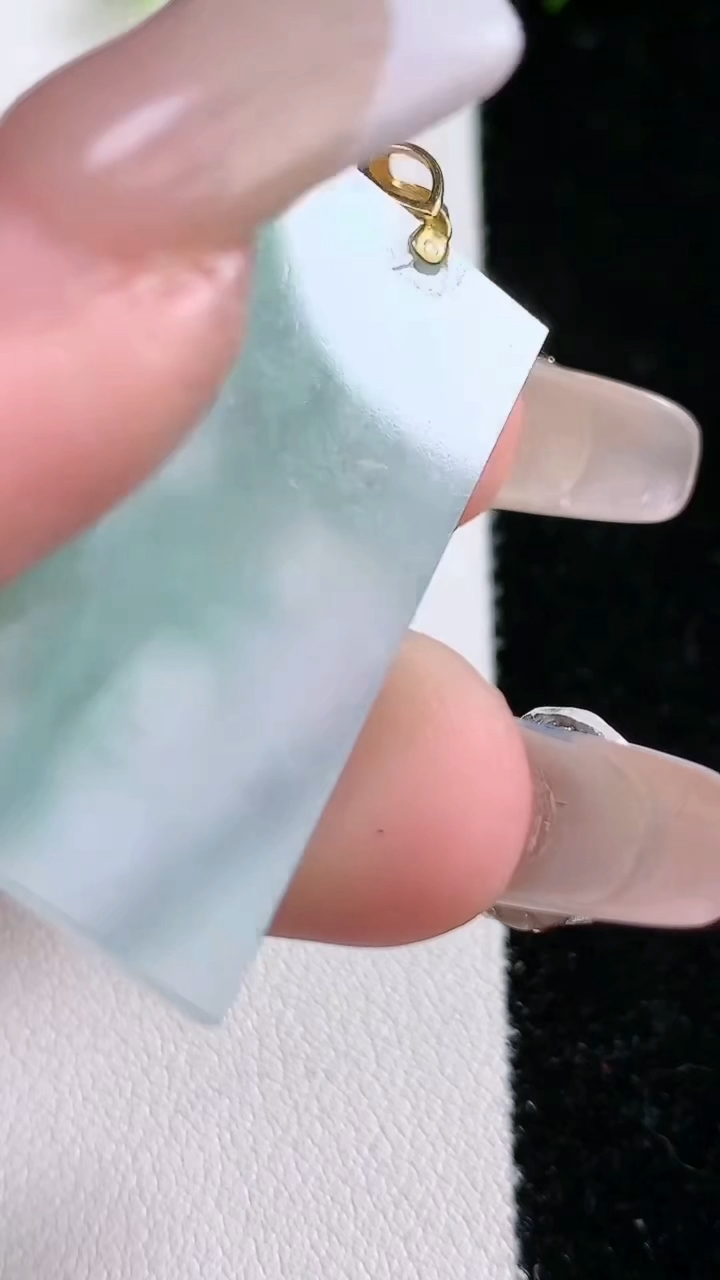 天然A货翡翠无事牌吊坠，尺寸35-19.6-2.6，重:5.12g
3月8日