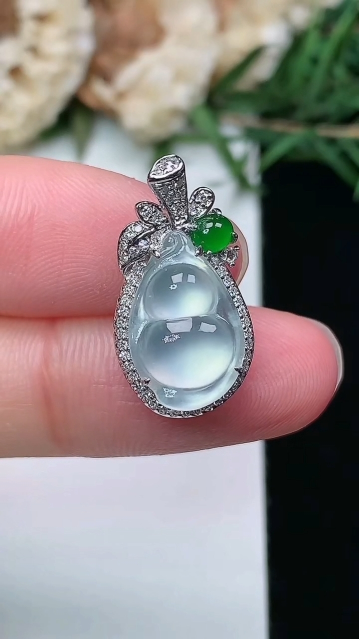 天然A货翡翠白冰葫芦吊坠，尺寸20.8-11.2-8.3，裸石13.6-8.9，重量:2.67g
3
