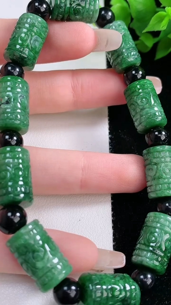 天然A货翡翠六字真言 路路通手串，尺寸 16.5-10.5，重: 46.70g3月8日
工厂直销收藏佳品,种好水足，色泽均匀，有种有色，上手高大气！