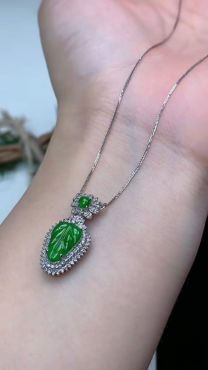 天然A货翡翠金枝玉叶 叶子项链，尺寸22.4-10.6-6，裸石9.6-6.7，重量:2.36g
3月8日