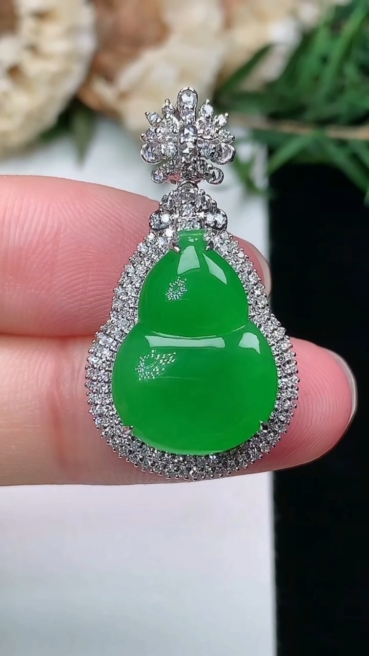 天然A货翡翠葫芦吊坠，尺寸30.4-16.4-9.6，裸石16.9-12.4，重量:4.19g
3月