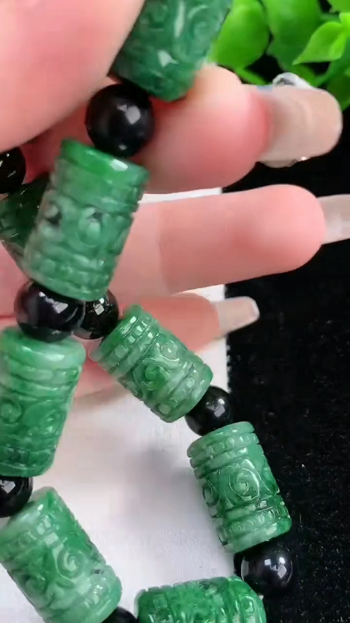 天然A货翡翠六字真言 路路通手串，尺寸 16.5-10.5，重: 46.70g3月8日
工厂直销收藏佳品,种好水足，色泽均匀，有种有色，上手高大气！