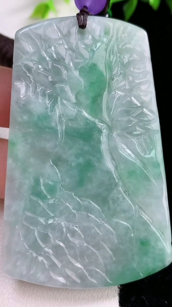 天然A货翡翠山水牌吊坠，尺寸66.2-44.5-9.7重:65.14g
3月8日