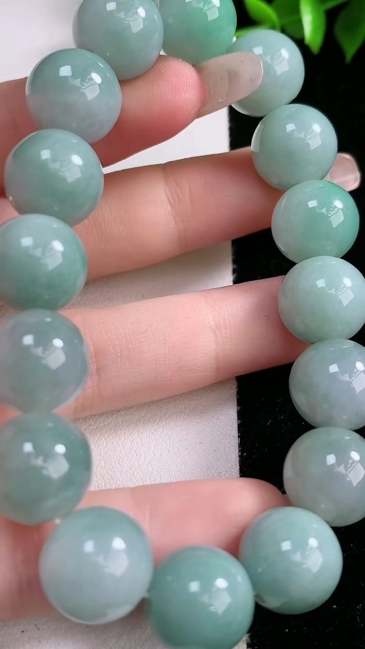 天然A货翡翠圆珠手串，尺寸13，重:58.19g3月8日
工厂直销收藏佳品,种好水足，色泽均匀，有种有色，上手高大气！