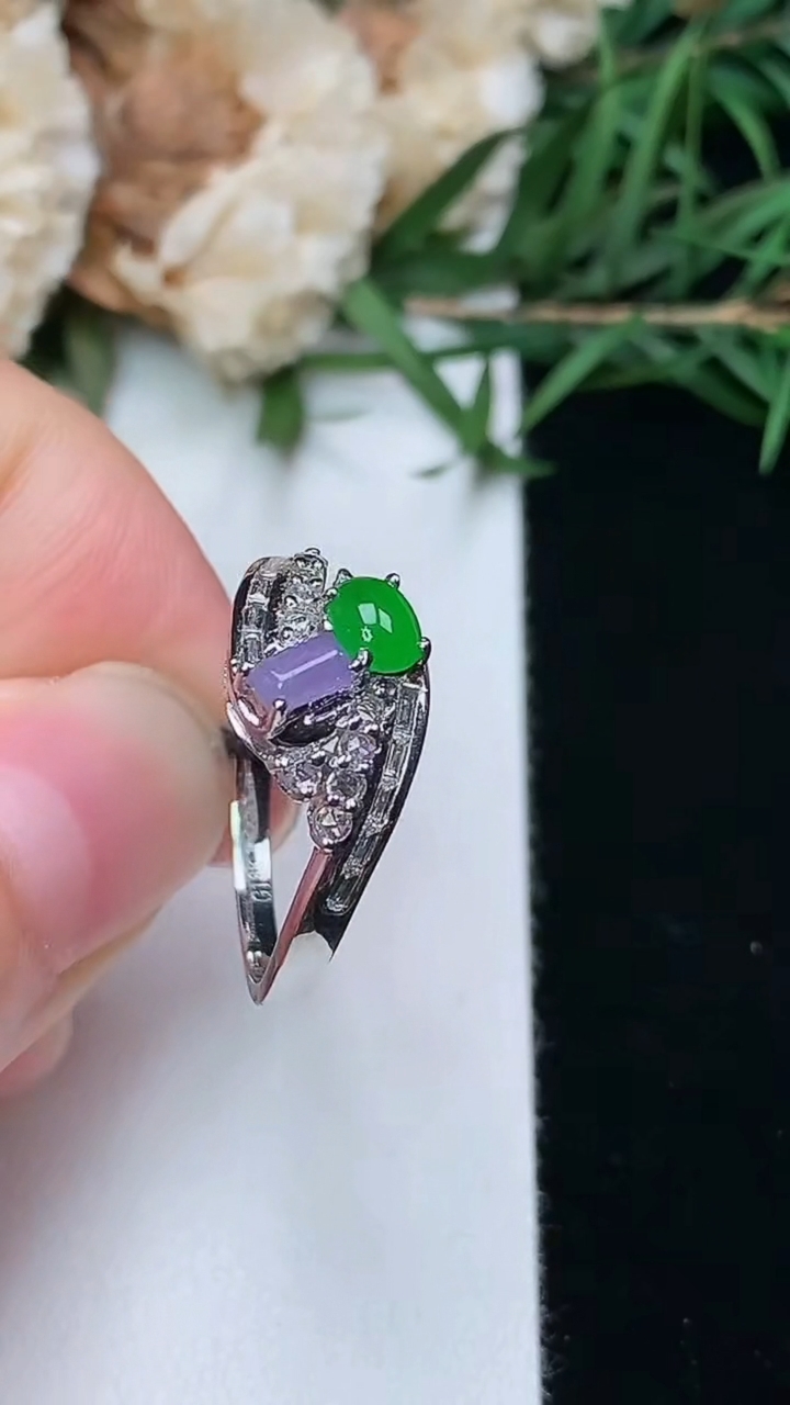 天然A货翡翠蛋面戒指，尺寸17-4.7-3.6，重量:2.73g2026年3月8日
工厂直销收藏佳品,种好水足，色泽均匀，有种有色，上手高大气！