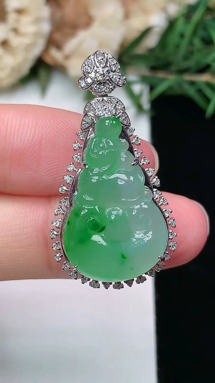 天然A货翡翠如意头吊坠，尺寸33.2-17.8-8.9，裸石22.6-14.3，重量:4.60g
3