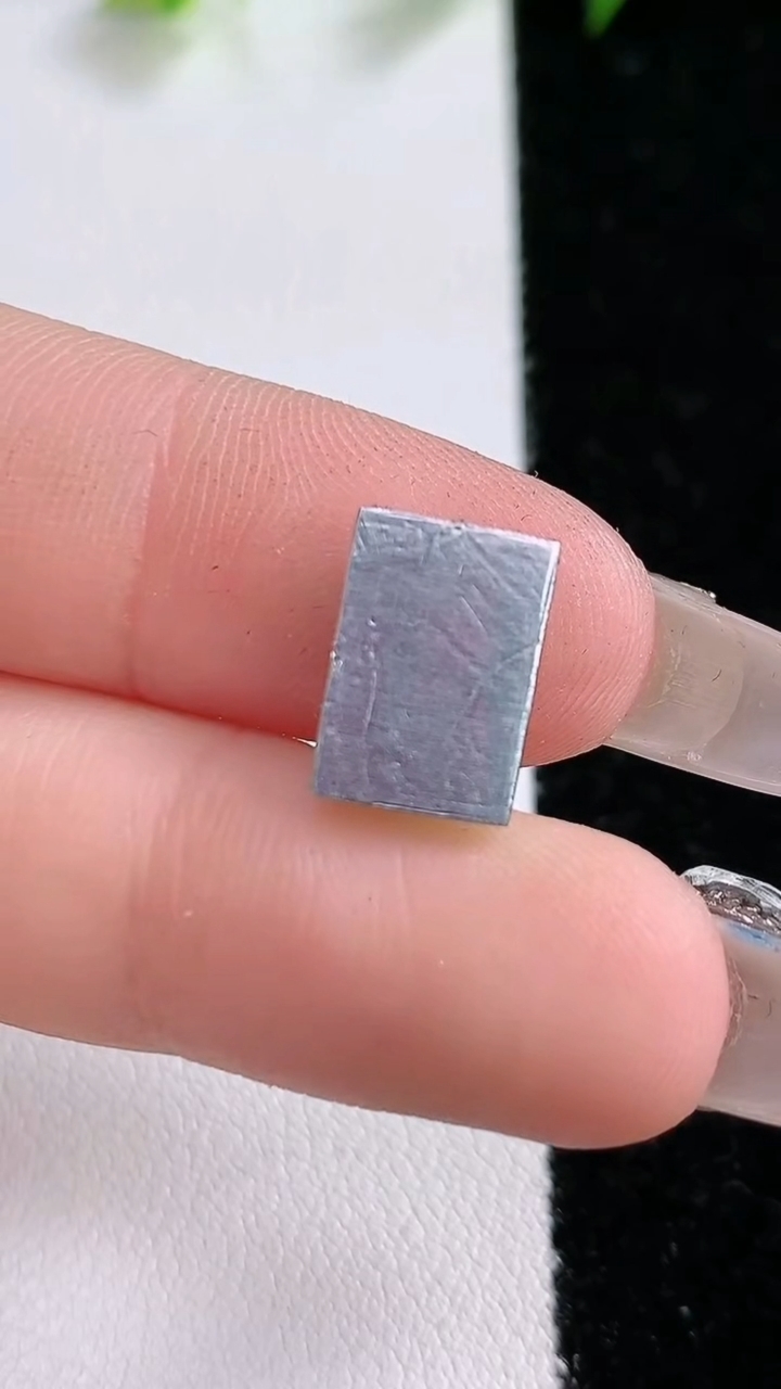 天然A货翡翠马鞍戒面，尺寸12-8.4-3，重:0.86g2026年3月8日
工厂直销收藏佳品,种好水足，色泽均匀，有种有色，上手高大气！