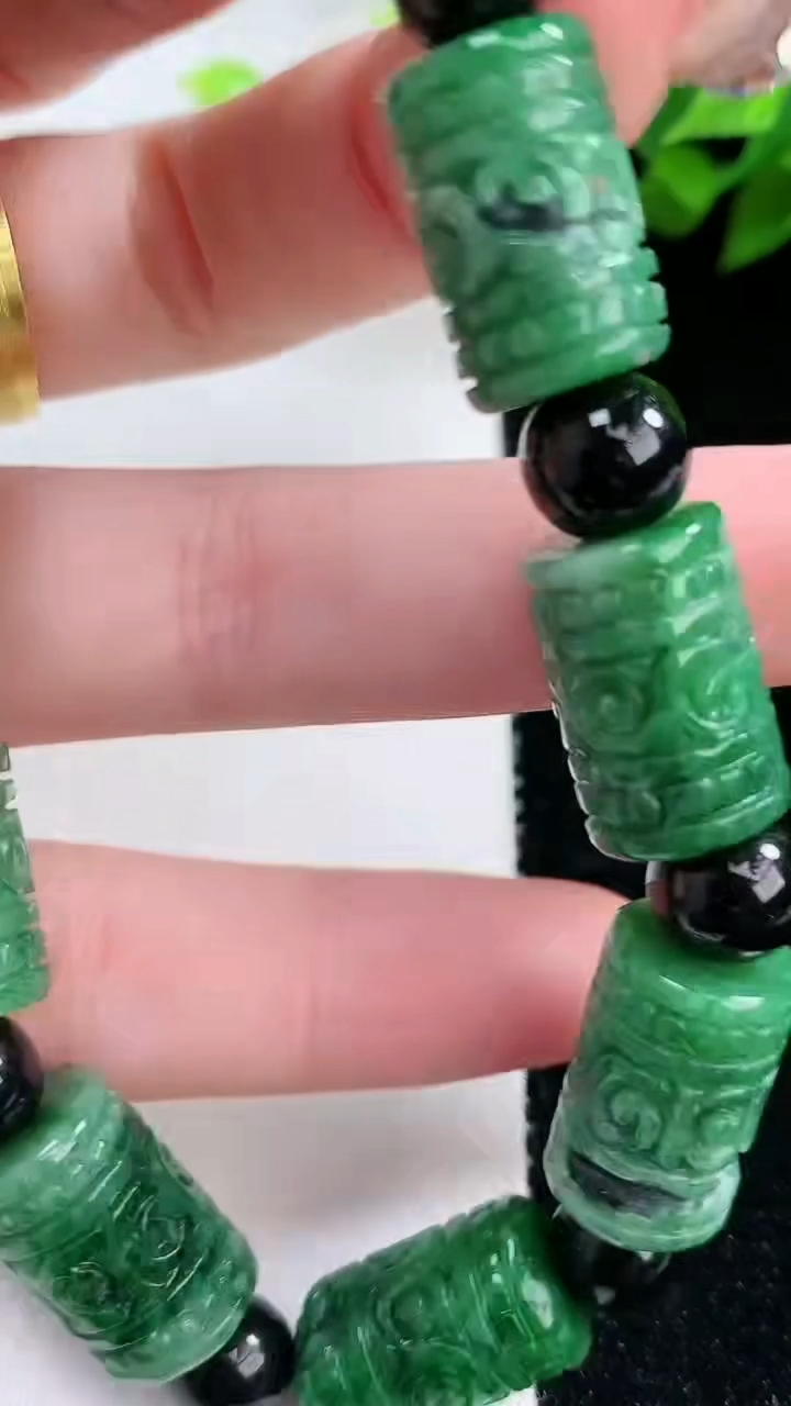 天然A货翡翠六字真言 路路通手串，尺寸 16.5-10.5，重: 46.70g3月8日
工厂直销收藏佳品,种好水足，色泽均匀，有种有色，上手高大气！