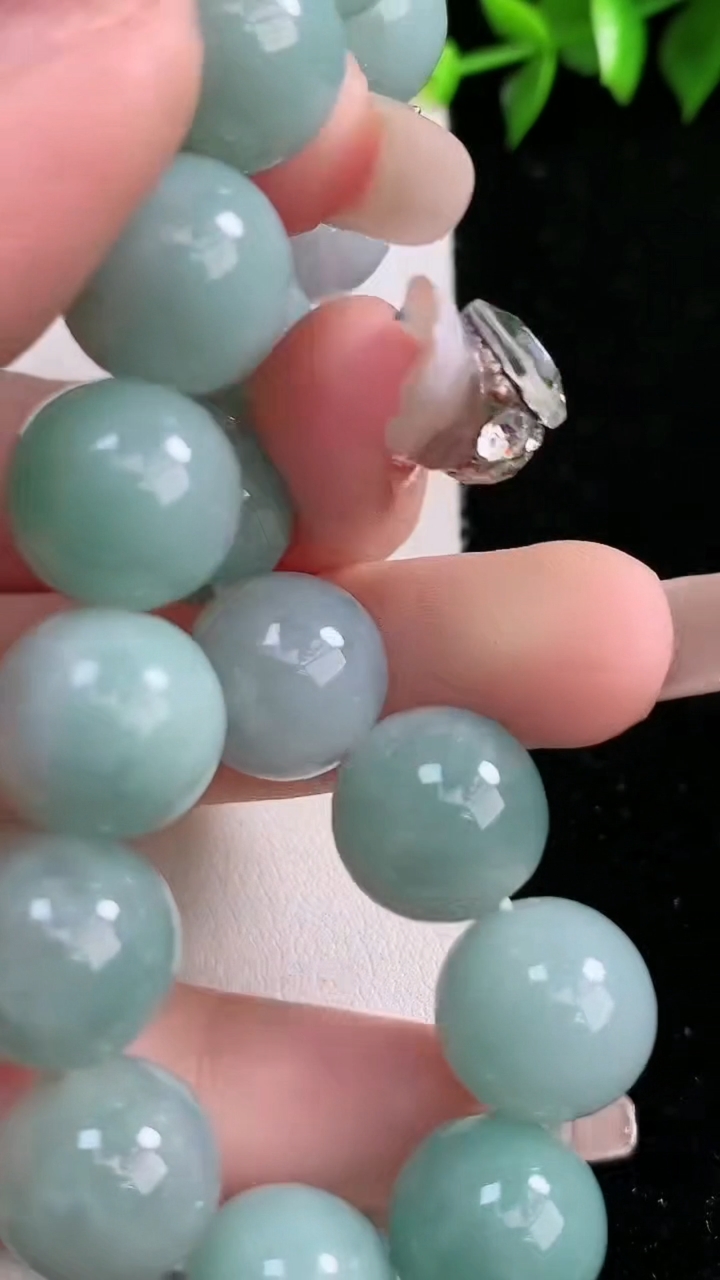 天然A货翡翠圆珠手串，尺寸13，重:58.19g3月8日
工厂直销收藏佳品,种好水足，色泽均匀，有种有色，上手高大气！