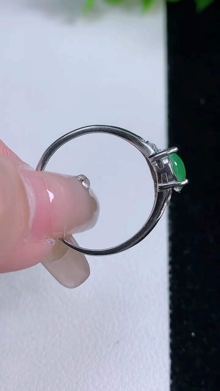 天然A货翡翠蛋面戒指，尺寸8-7.3，重:1.83g2026年3月8日
工厂直销收藏佳品,种好水足，色泽均匀，有种有色，上手高大气！