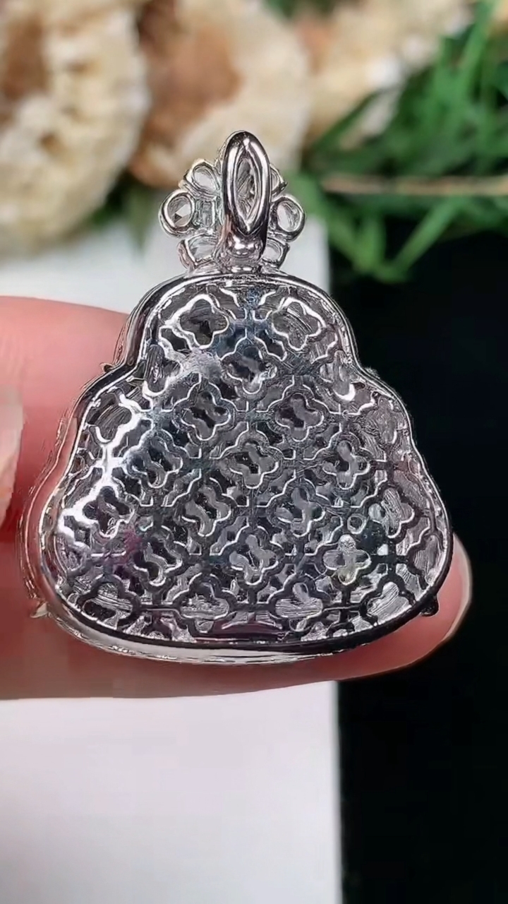 天然A货翡翠佛公吊坠，尺寸22.7-25.2-10.5，重量:9.37g
3月8日