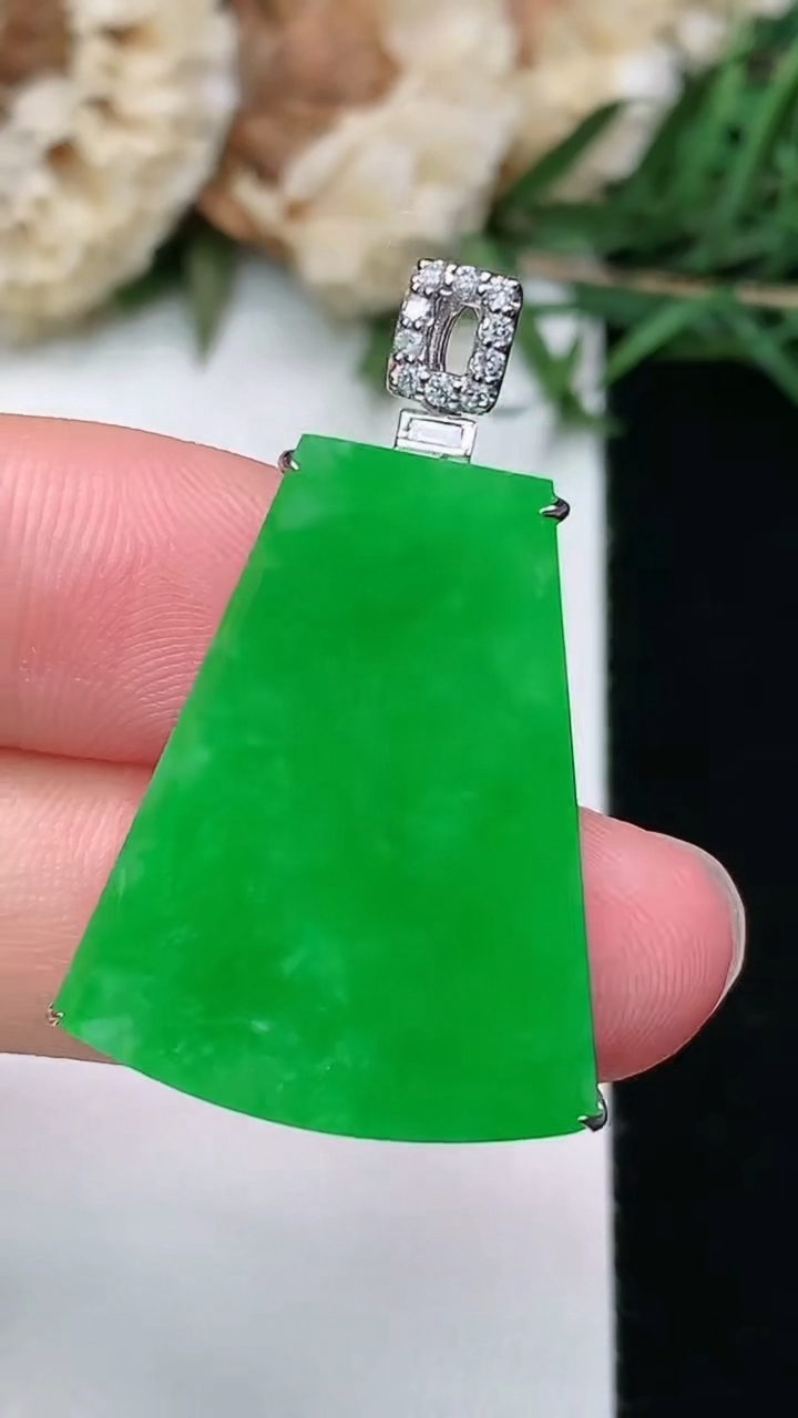 天然A货翡翠无事牌吊坠，尺寸25.6-20.6-7，重量:5.47g
3月8日