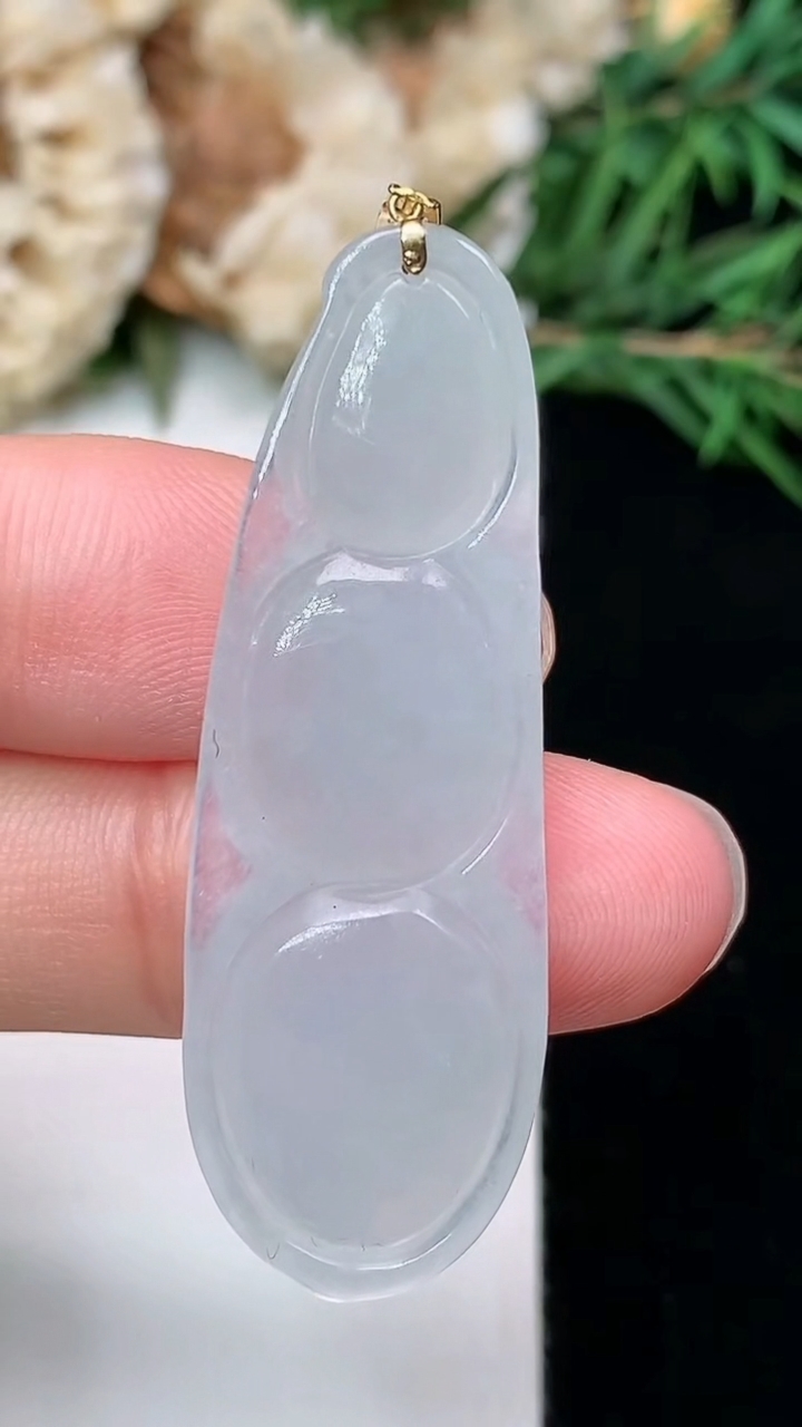 天然A货翡翠白冰福豆吊坠，尺寸41.6-14.2-5.9，重量:5.90g
3月8日