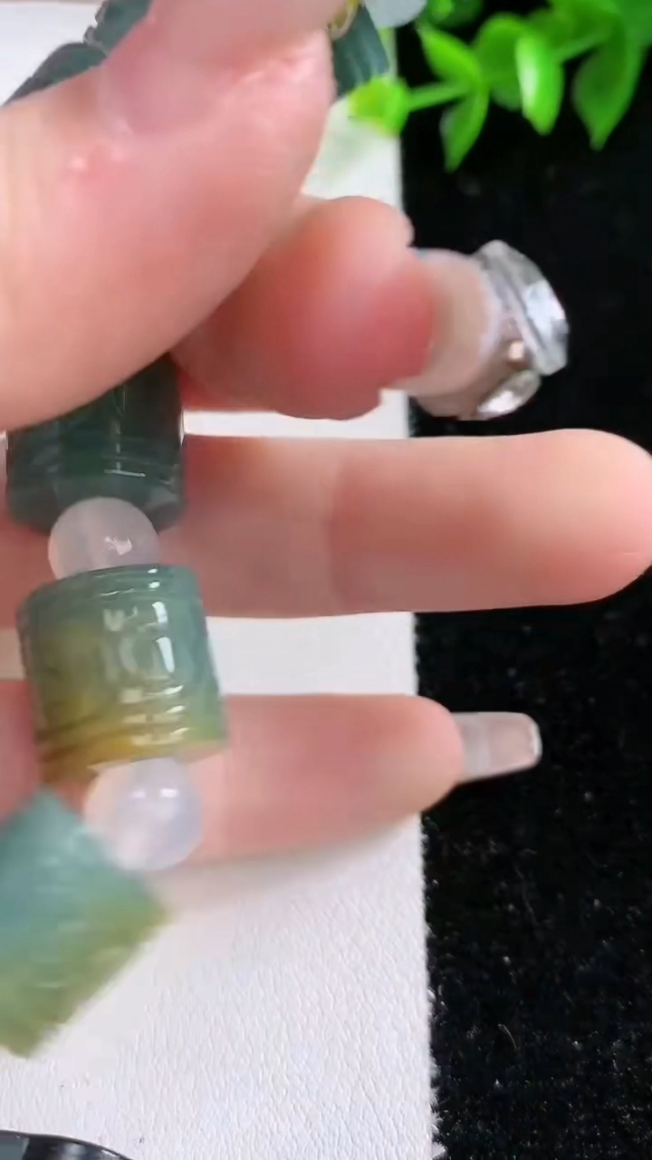 天然A货翡翠双彩路路通手串，尺寸14.2-13.5-11颗，重:71.60g3月8日
工厂直销收藏佳品,种好水足，色泽均匀，有种有色，上手高大气！