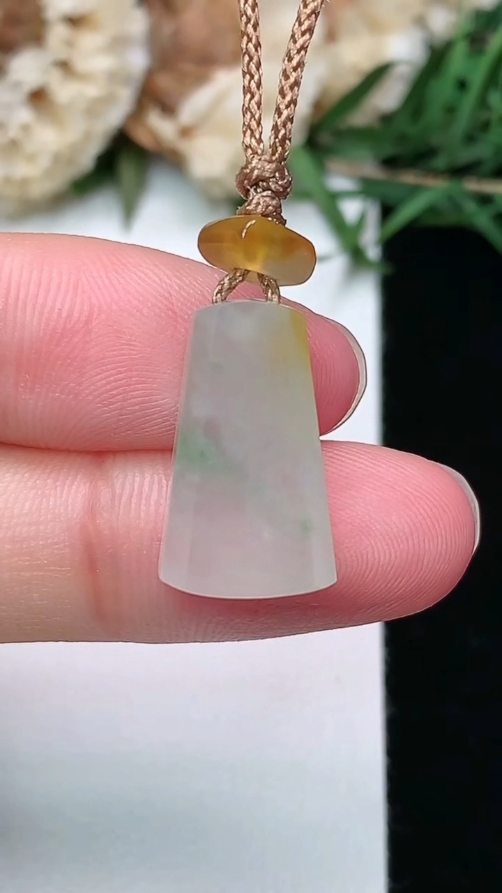 天然A货翡翠双彩无事牌吊坠，尺寸17.4-10.6-6，重量:3.06g
3月8日