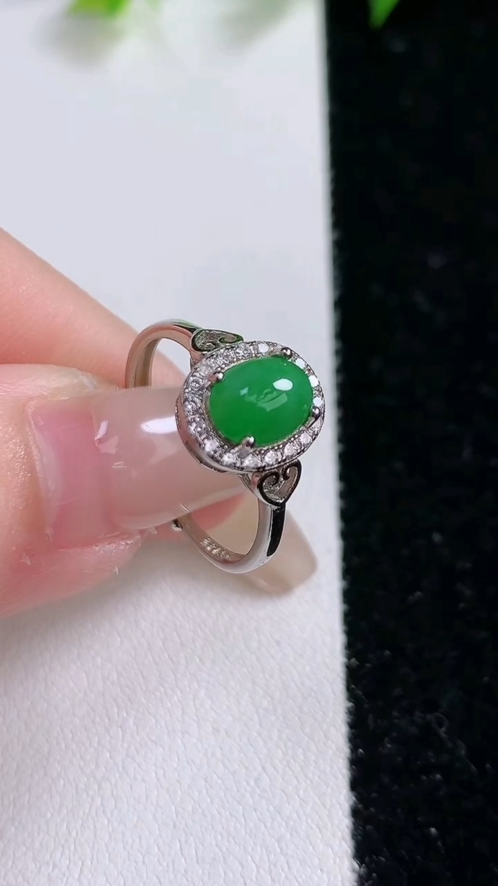 天然A货翡翠蛋面戒指，尺寸7.5-5.6，重:1.84g2026年3月8日
工厂直销收藏佳品,种好水