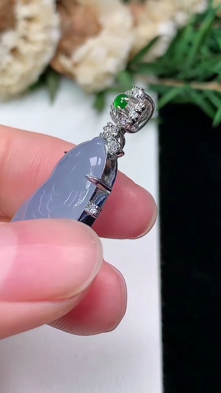 天然A货翡翠紫罗兰年年有余吊坠，尺寸28.4-12.3-6.3，重量:5.02g
3月8日