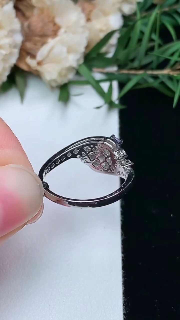 天然A货翡翠蛋面戒指，尺寸17-4.7-3.6，重量:2.73g2026年3月8日
工厂直销收藏佳品,种好水足，色泽均匀，有种有色，上手高大气！