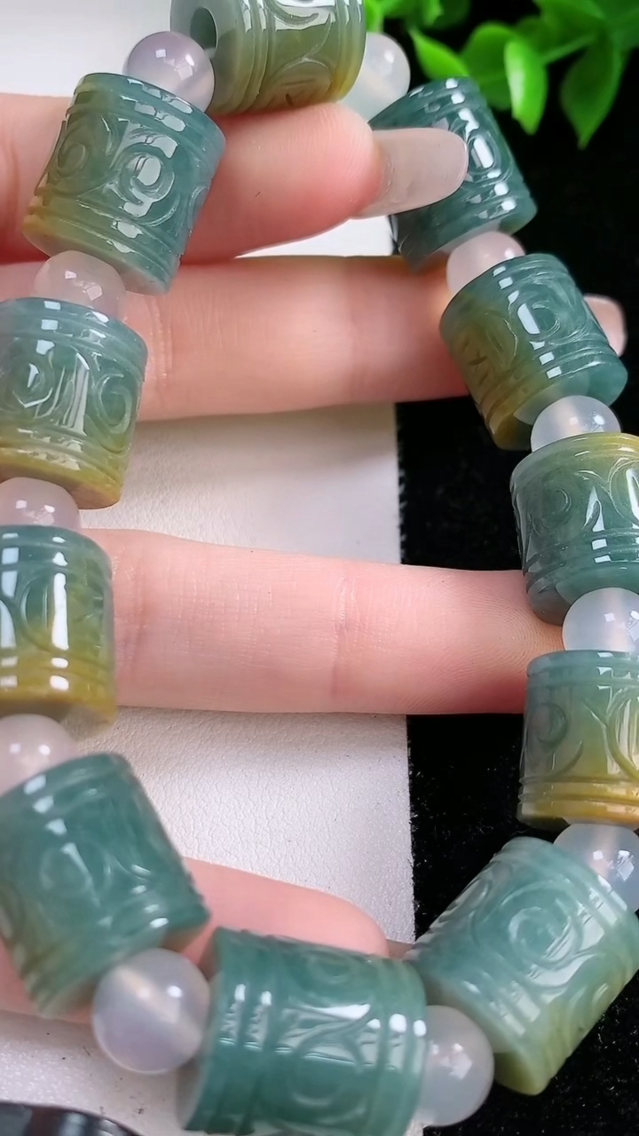 天然A货翡翠双彩路路通手串，尺寸14.2-13.5-11颗，重:71.60g3月8日
工厂直销收藏佳品,种好水足，色泽均匀，有种有色，上手高大气！