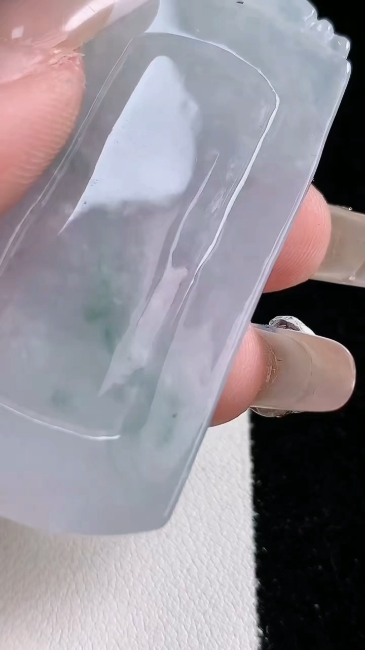 天然A货翡翠牌吊坠，尺寸58-30.5-4.3，重:17.47g
3月8日