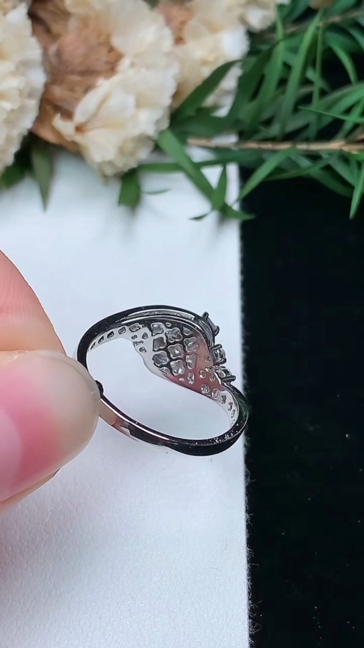 天然A货翡翠蛋面戒指，尺寸17-4.7-3.6，重量:2.73g2026年3月8日
工厂直销收藏佳品,种好水足，色泽均匀，有种有色，上手高大气！