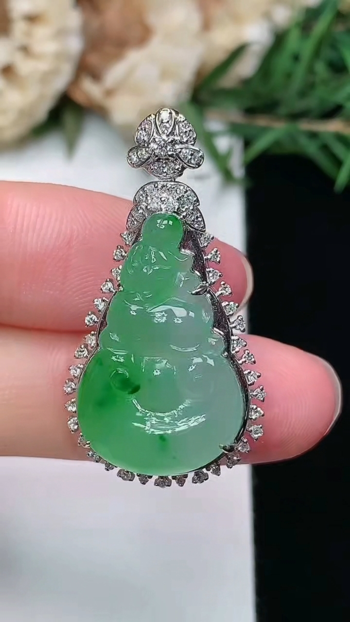 天然A货翡翠如意头吊坠，尺寸33.2-17.8-8.9，裸石22.6-14.3，重量:4.60g
3月8日