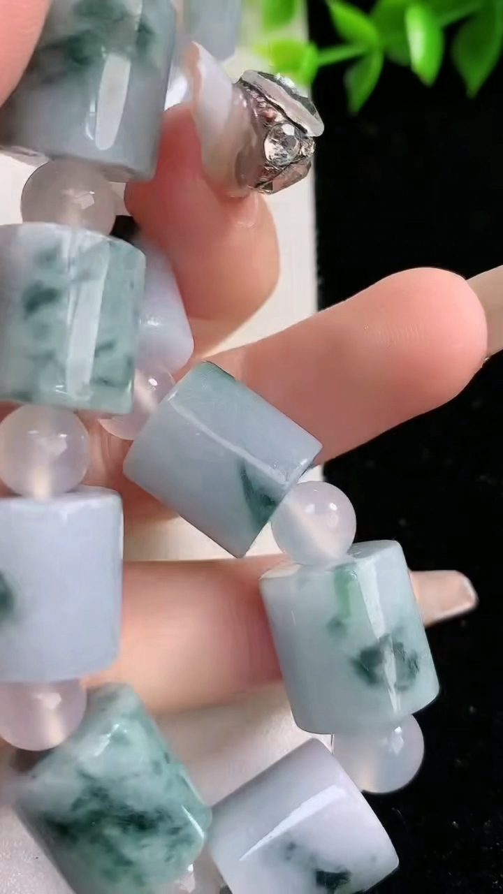 天然A货翡翠飘花路路通手串，尺寸13.8-13.5-11颗，重:73.10g3月8日
工厂直销收藏佳品,种好水足，色泽均匀，有种有色，上手高大气！