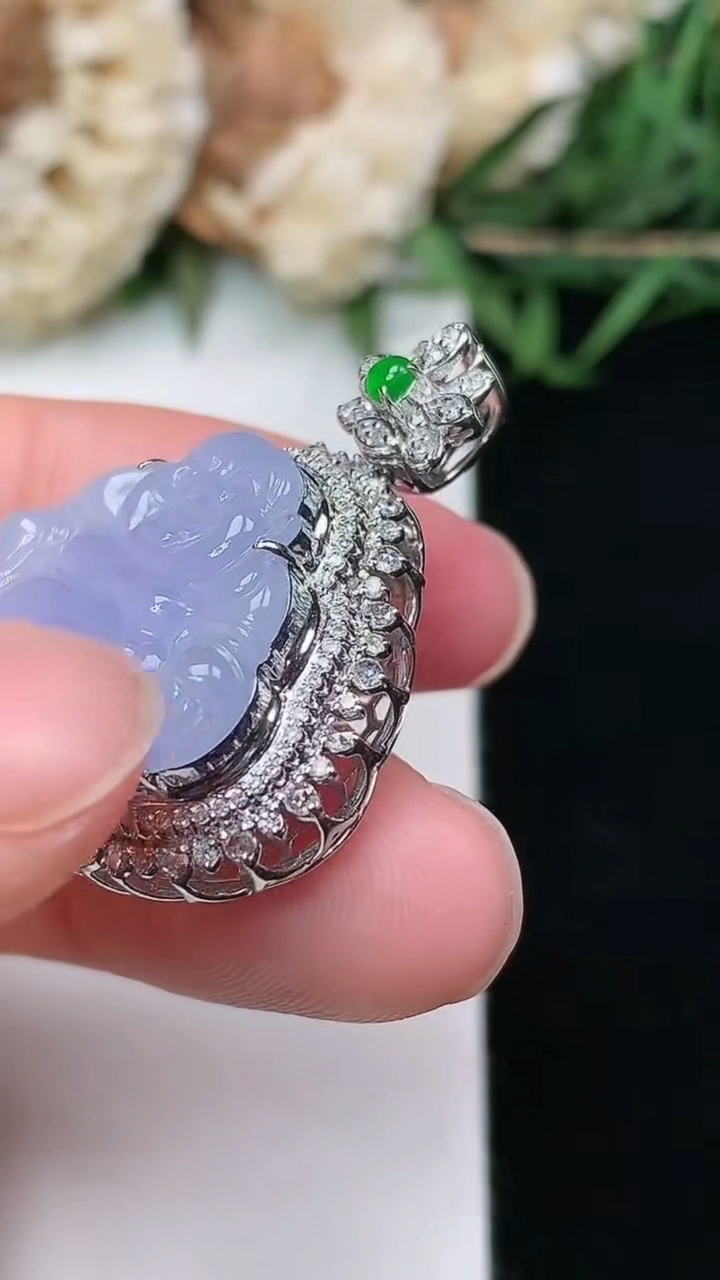 天然A货翡翠紫罗兰 飘花佛公吊坠，尺寸29-23-12，裸石15.6-18，重量:5.64g
3月8日