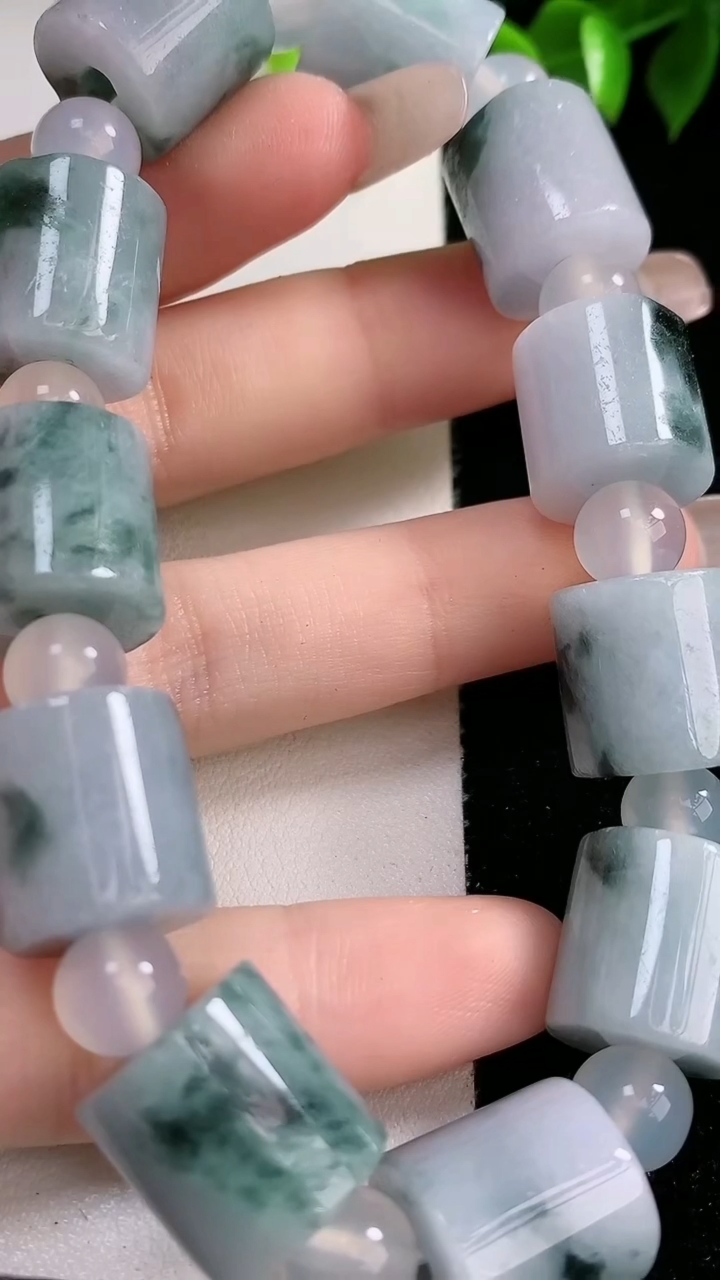 天然A货翡翠飘花路路通手串，尺寸13.8-13.5-11颗，重:73.10g3月8日
工厂直销收藏佳