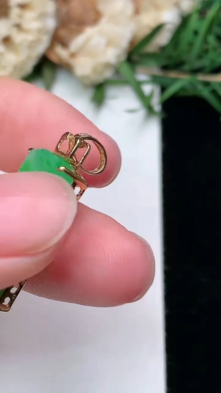 天然A货翡翠无事牌吊坠，尺寸21.4-9.5-5，重量:2.73g
3月8日