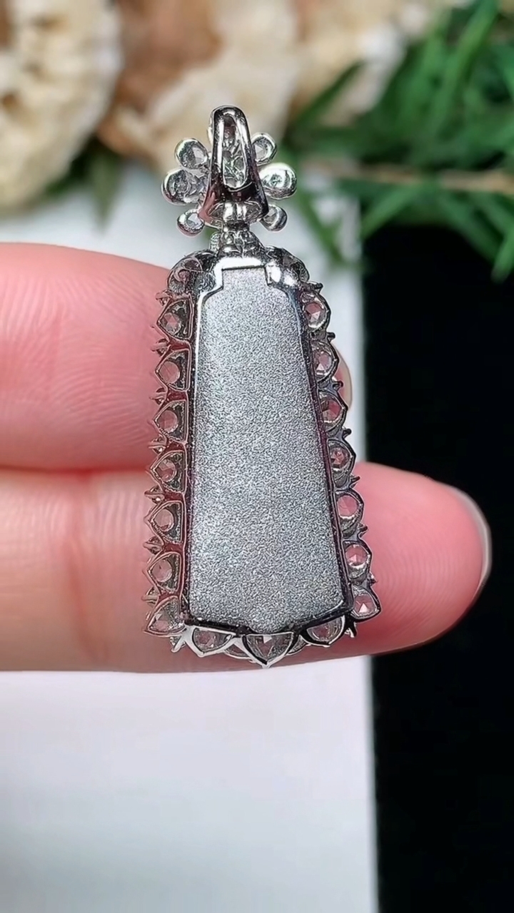 天然A货翡翠无事牌吊坠，尺寸31.5-13.3-9.3，裸石16.4-7.5，重量:3.81g
3月8日