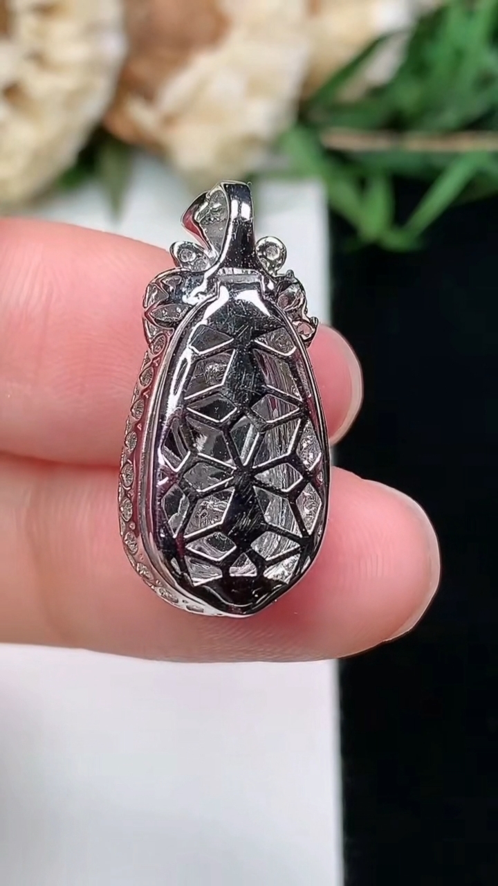 天然A货翡翠白冰福豆吊坠，尺寸23.2-11.2-9.6，裸石15.5-8.3，重量:3.12g
3月8日