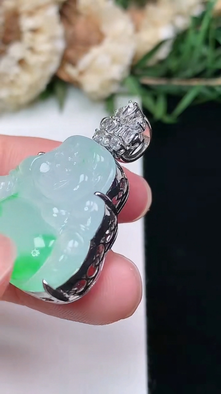 天然A货翡翠佛公吊坠，尺寸22.7-25.2-10.5，重量:9.37g
3月8日