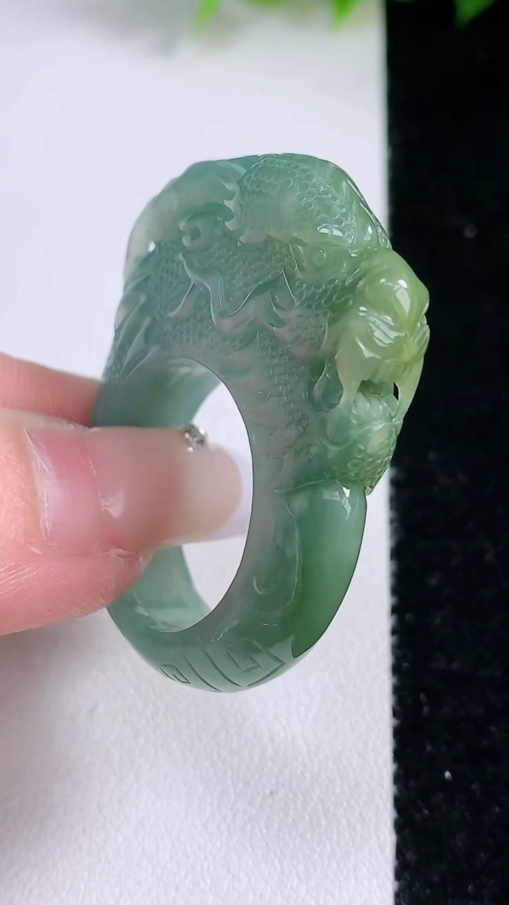 天然A货翡翠貔貅扳指 戒指，尺寸21.6-8.8-17，重:19.07g2026年3月8日
工厂直销收藏佳品,种好水足，色泽均匀，有种有色，上手高大气！
