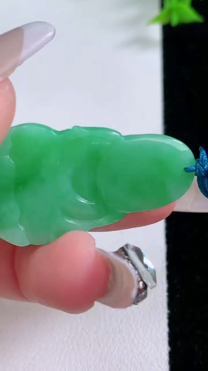 天然A货翡翠观音菩萨吊坠，尺寸35.8-20-4.8，重量:7.38g
3月8日