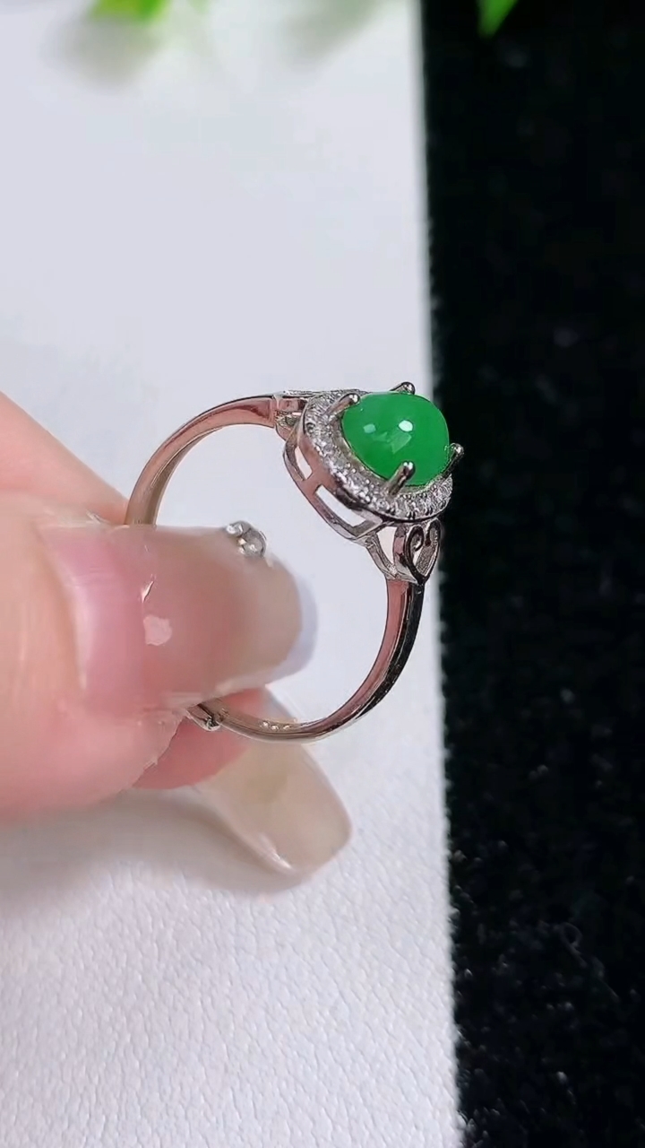 天然A货翡翠蛋面戒指，尺寸7.5-5.6，重:1.84g2026年3月8日
工厂直销收藏佳品,种好水足，色泽均匀，有种有色，上手高大气！